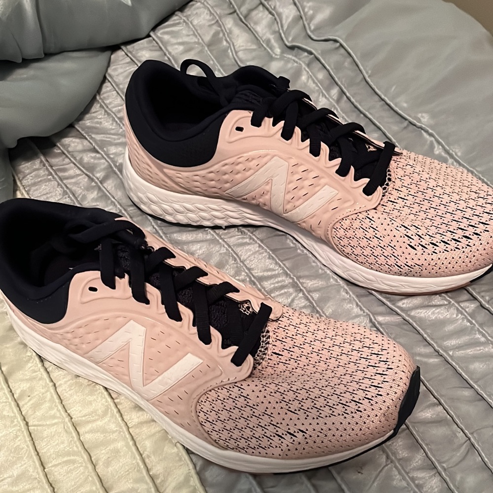New Balance Women’s tennis shoes sz 8